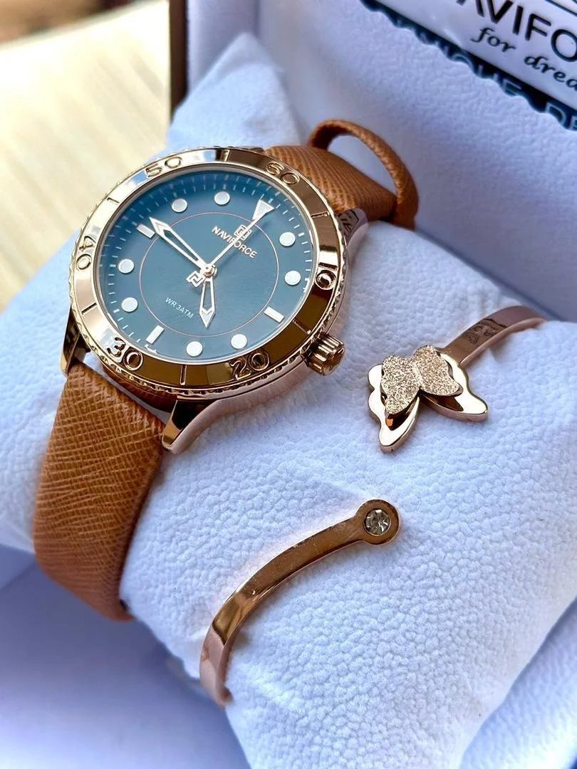 Ladies watch gift pack _ watch with bracelet.