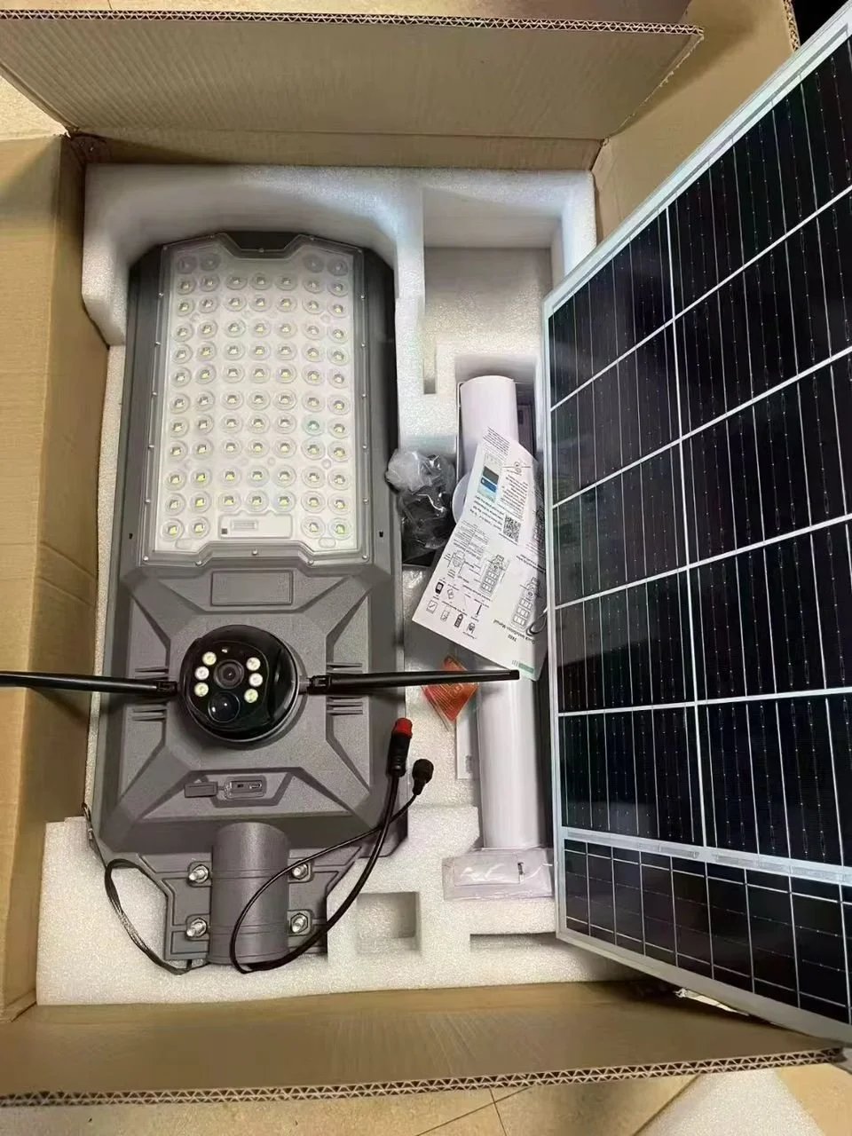 Solar Powered Floodlight 600W Street Light With 4G Camera Solar Monitoring Street Light 4G Panoramic Outdoor Home Camera